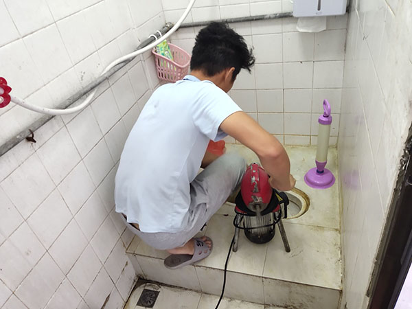 博白管道堵塞冒臭气 专业师傅现场解决问题