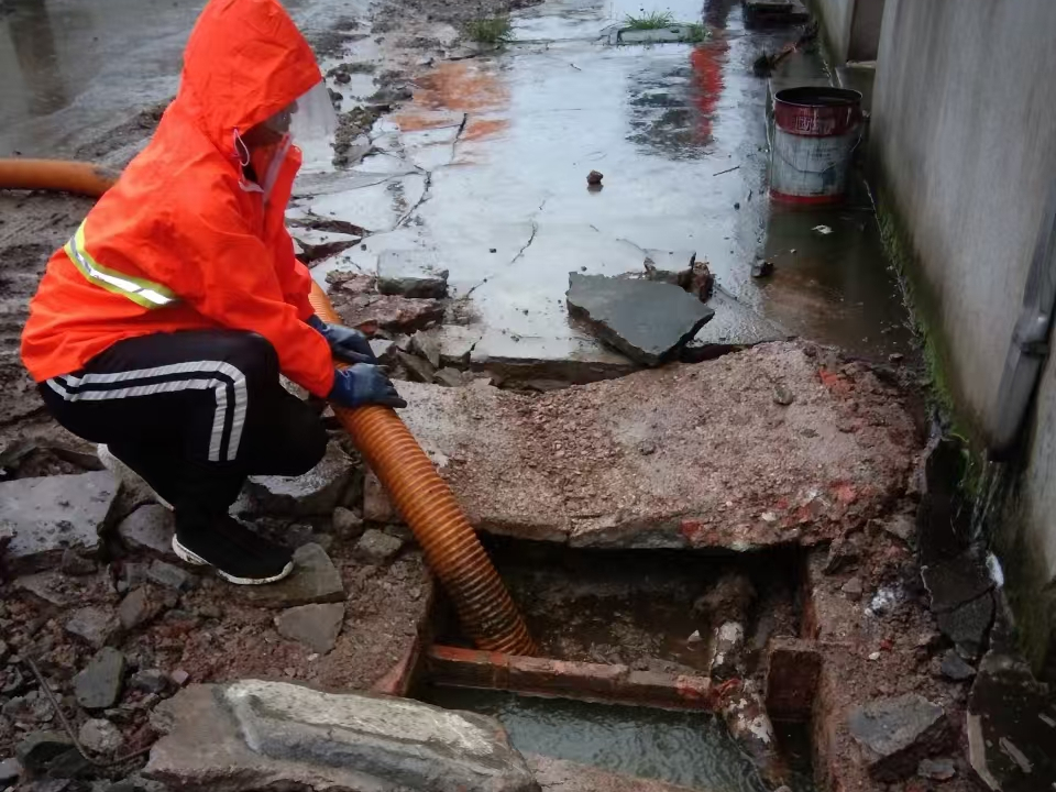 博白专业清理污水池 炜誉市政以规范流程守护城市 “肠道”